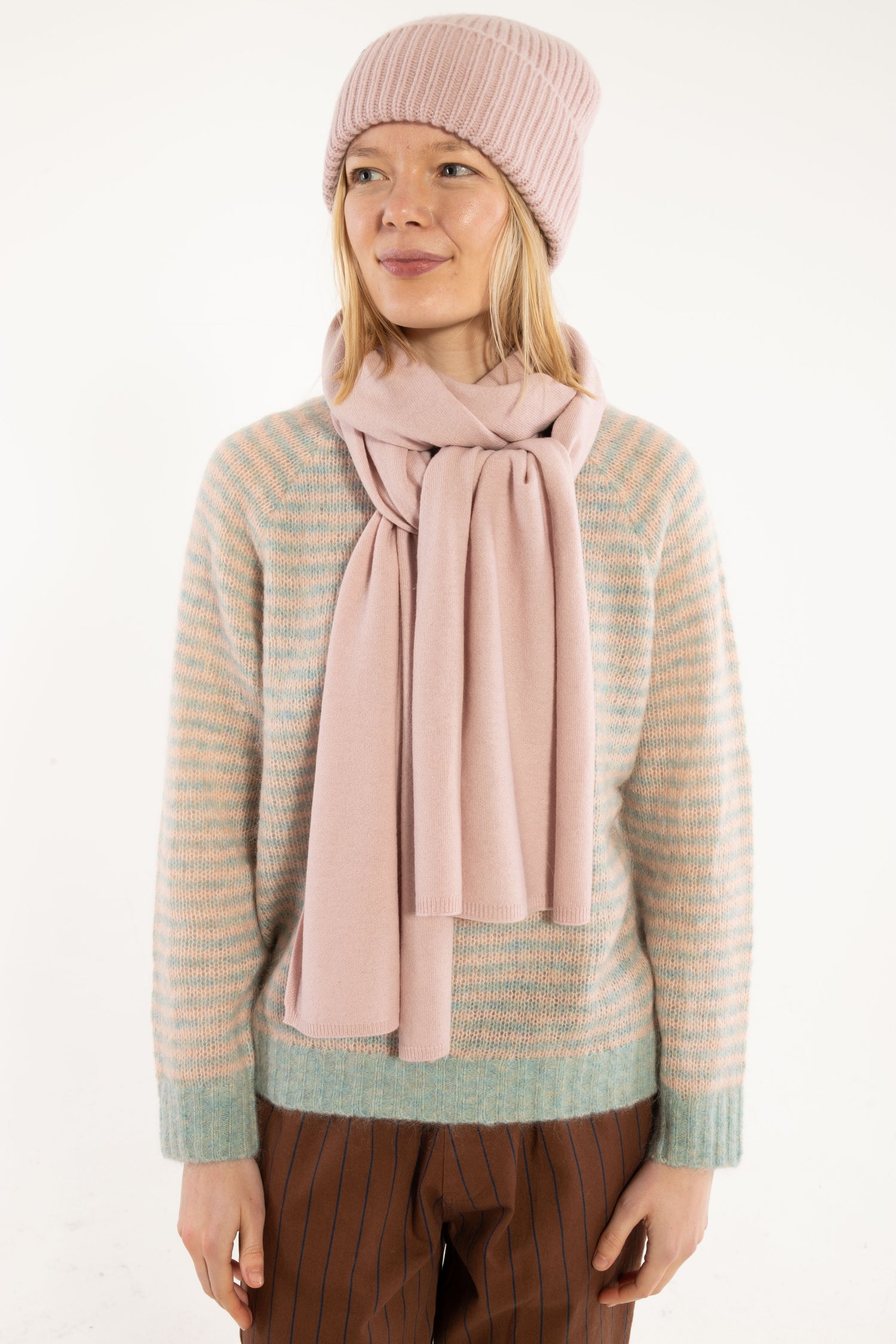 Danebundle-up Merino Scarf Powder Pink