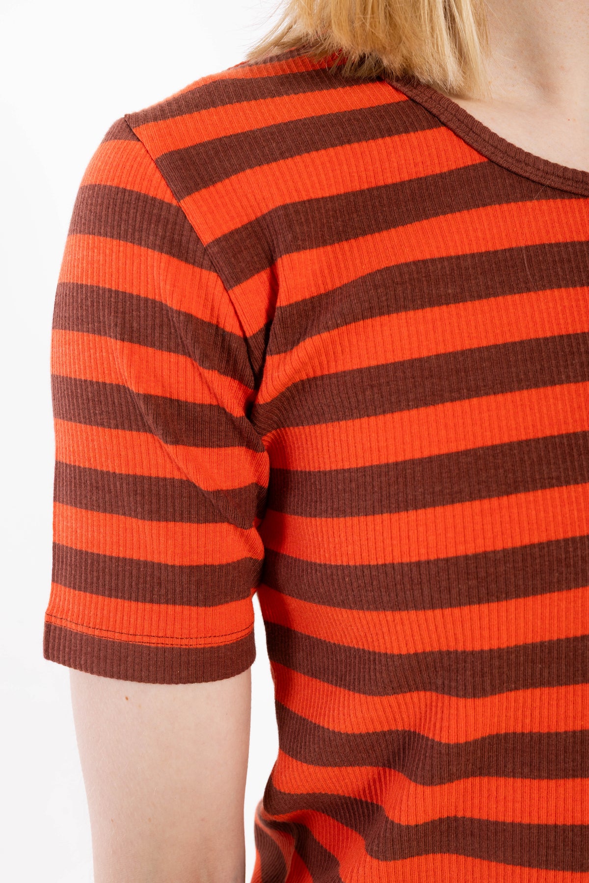 ESS - Danefriend Tee Bright Red/Dk Brick