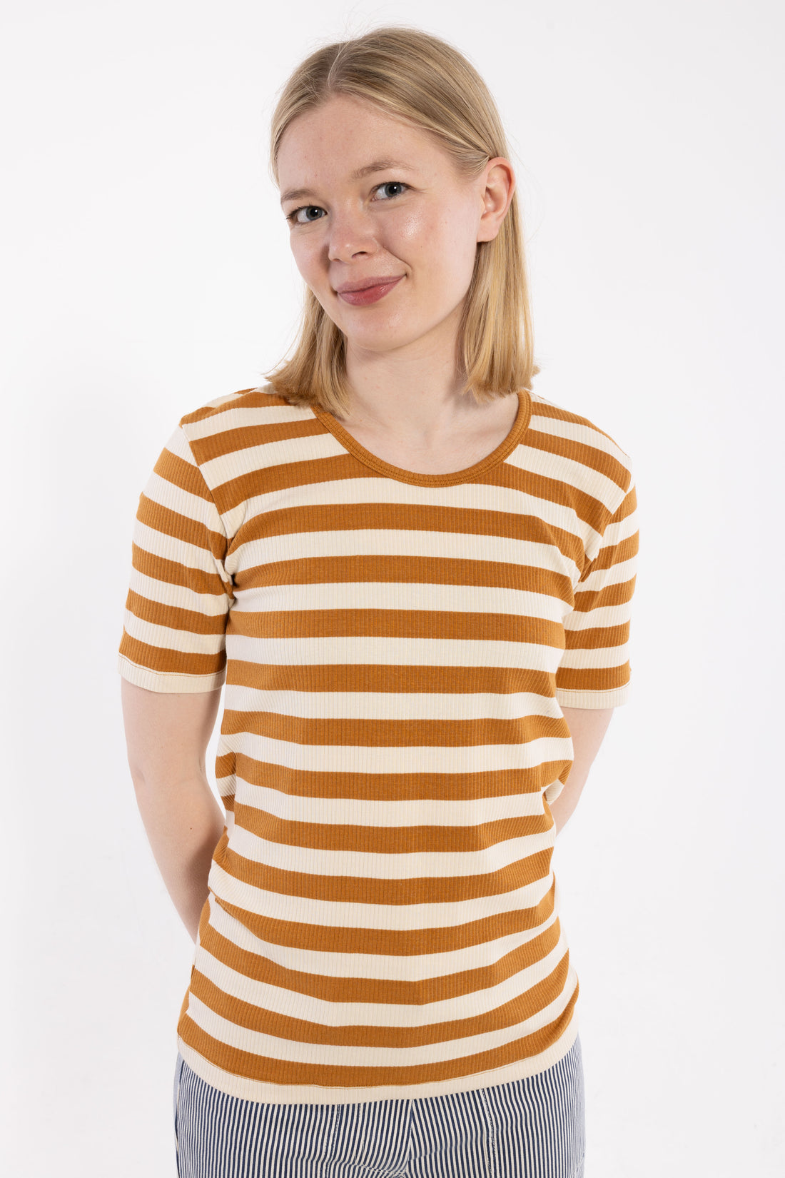 ESS - Danefriend Tee Golden Honey/Chalk