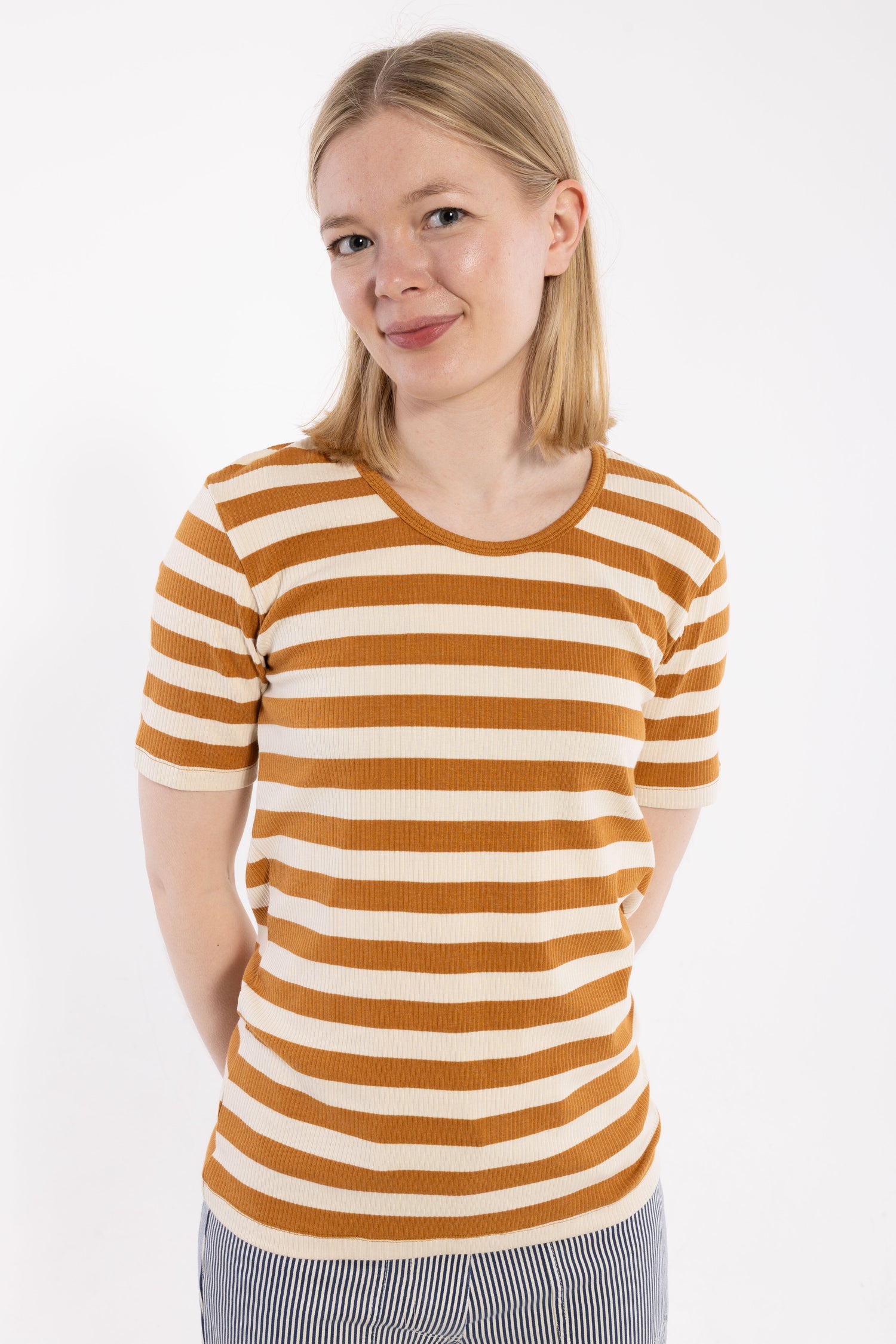 ESS - Danefriend Tee Golden Honey/Chalk