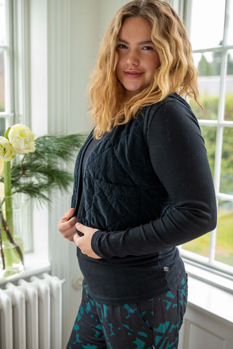 Quiltet sort fløjlsvest til kvinder