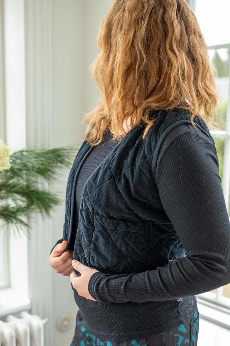 Quiltet sort fløjlsvest til kvinder