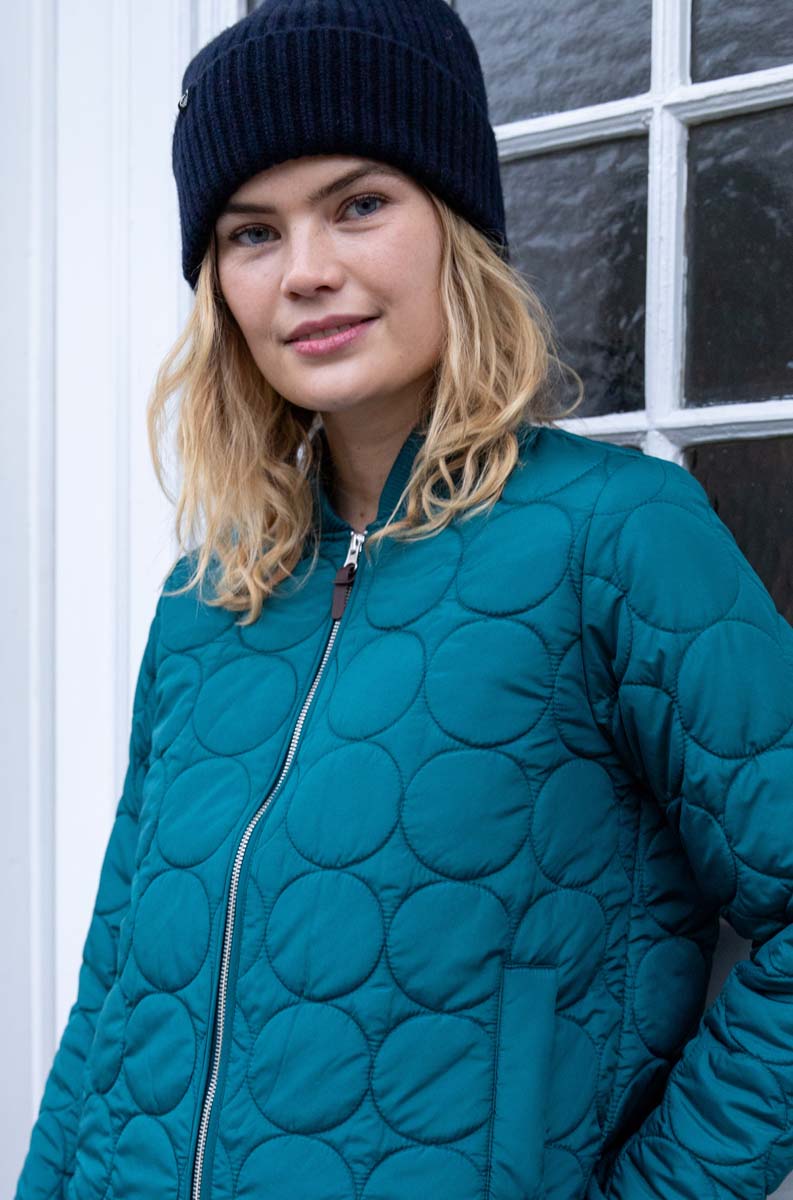 Fin quiltet termojakke i blågrøn nuance til kvinder