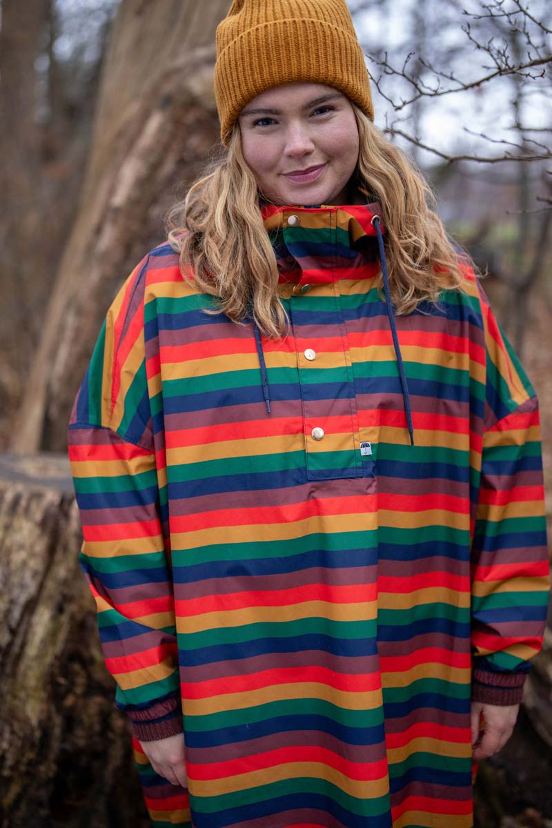 Regnponcho med striber
