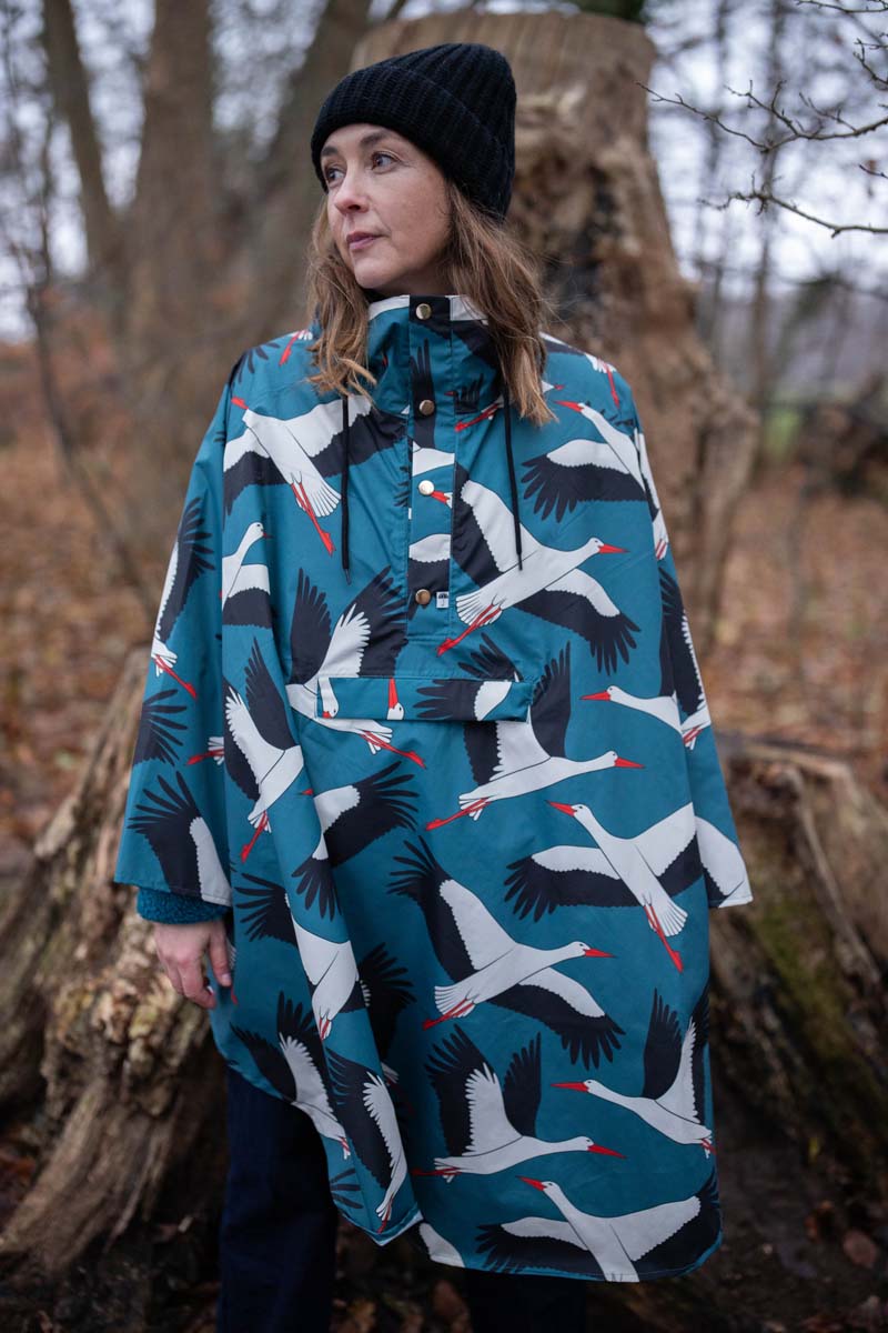 Regnponcho med mønster af storke