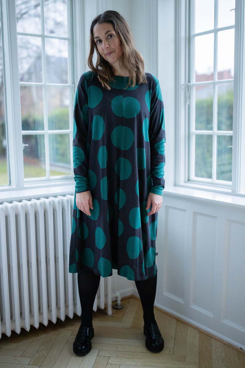 Flot kjole med prikker til dame.