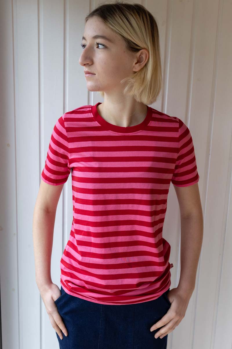 Klassisk t-shirt med kortærmer til kvinder.