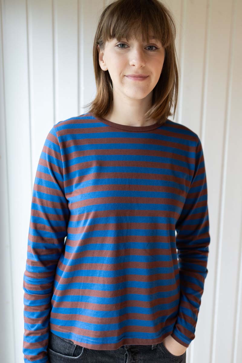 Langærmet bluse til kvinder med striber.