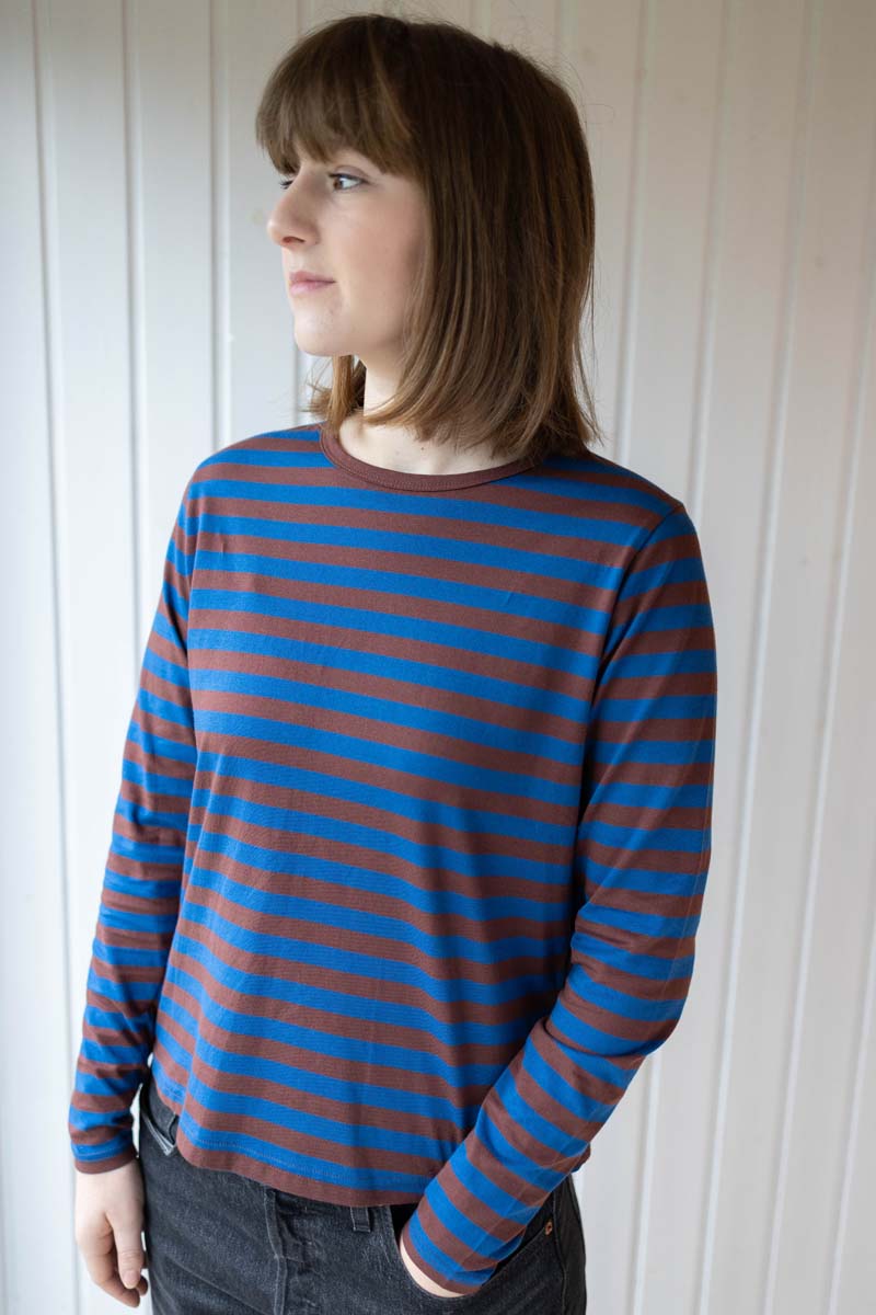 Langærmet bluse til kvinder med striber.