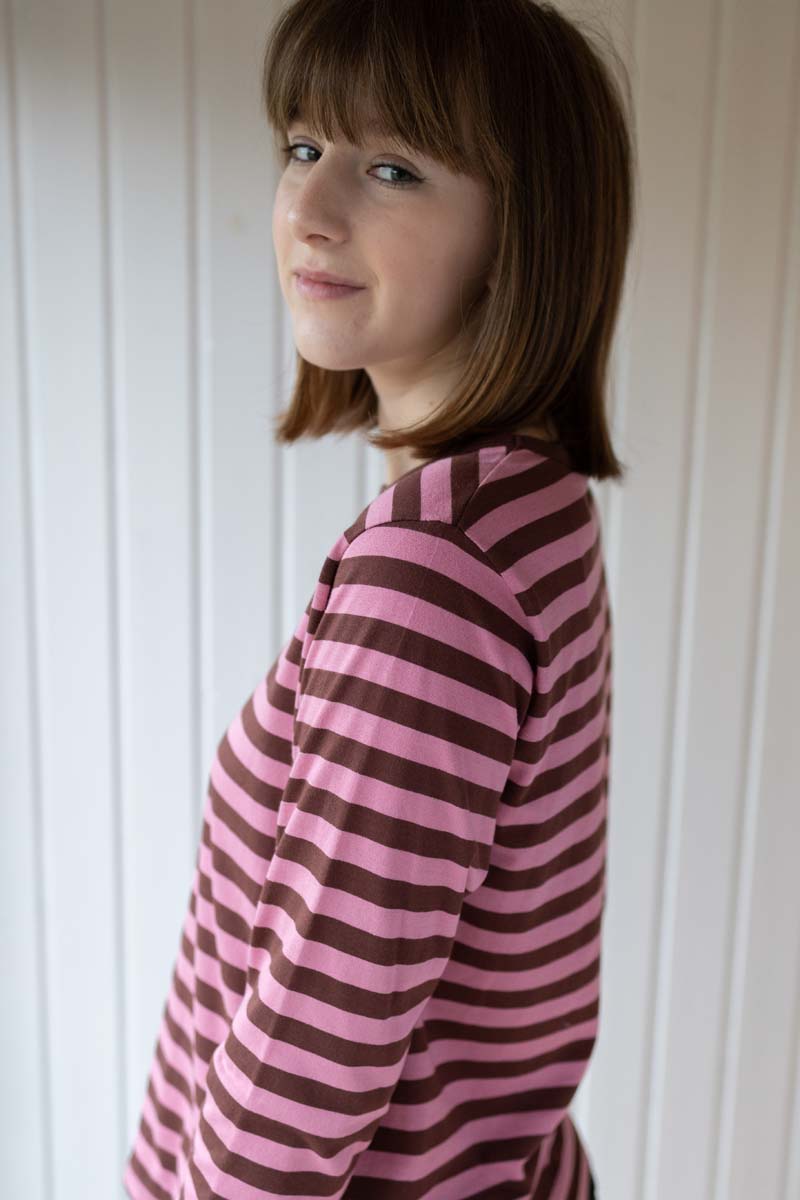 Langærmet med striber i skønne farver.