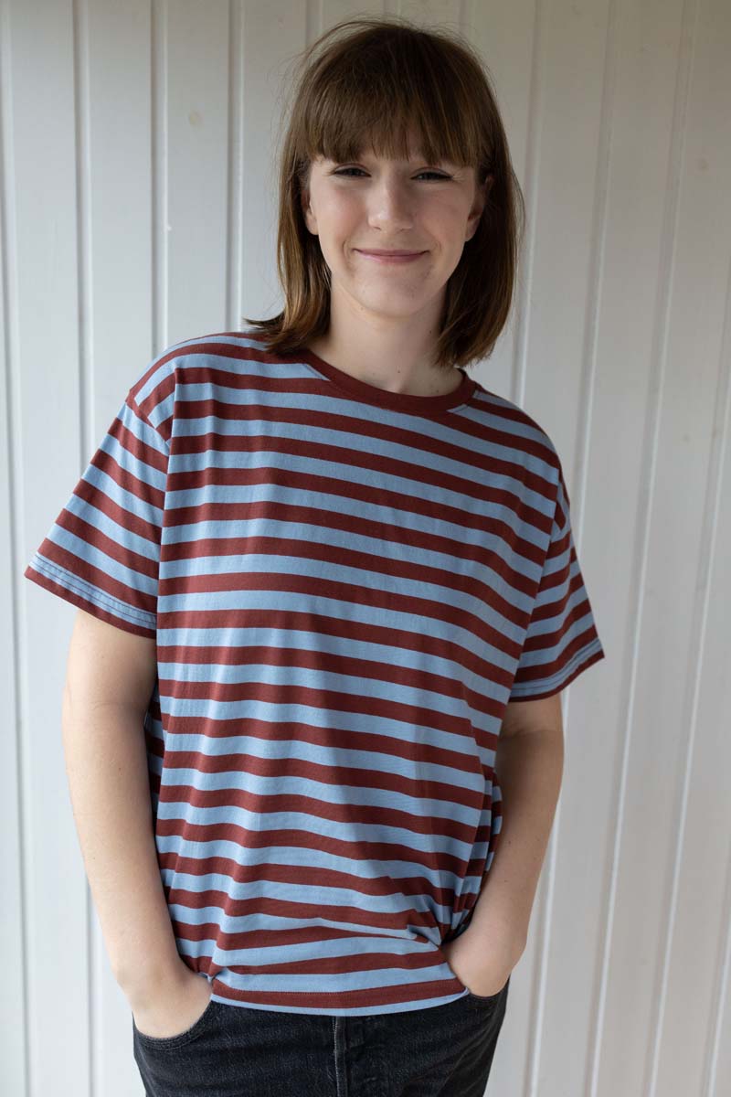 Kortærmet med striber i skønne farver.