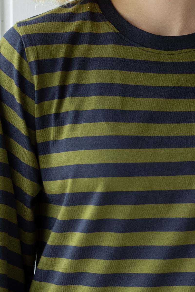 T-shirt i bomuld med navyblå og olivengrønne striber til kvinder