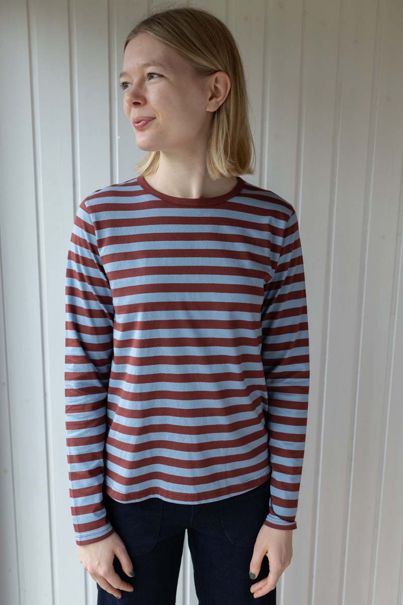 Langærmet med striber i skønne farver.