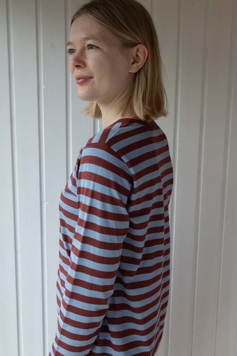 Langærmet med striber i skønne farver.