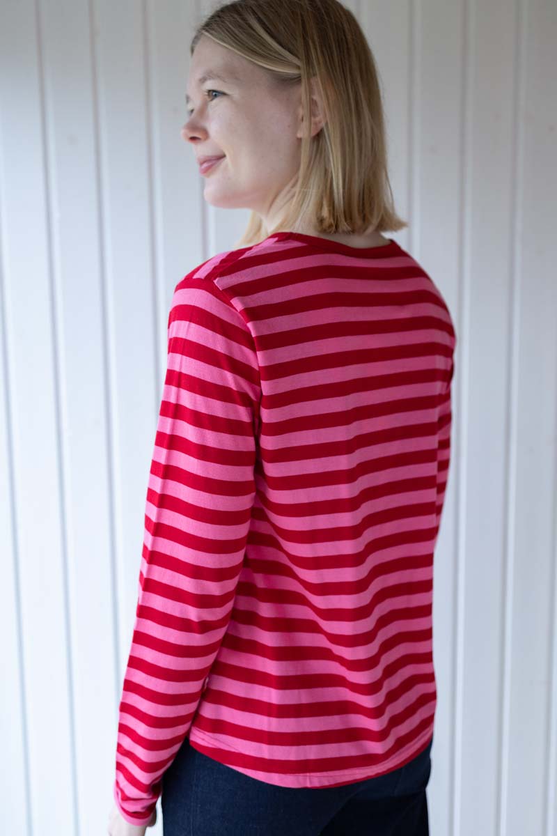 Langærmet med striber i skønne farver.