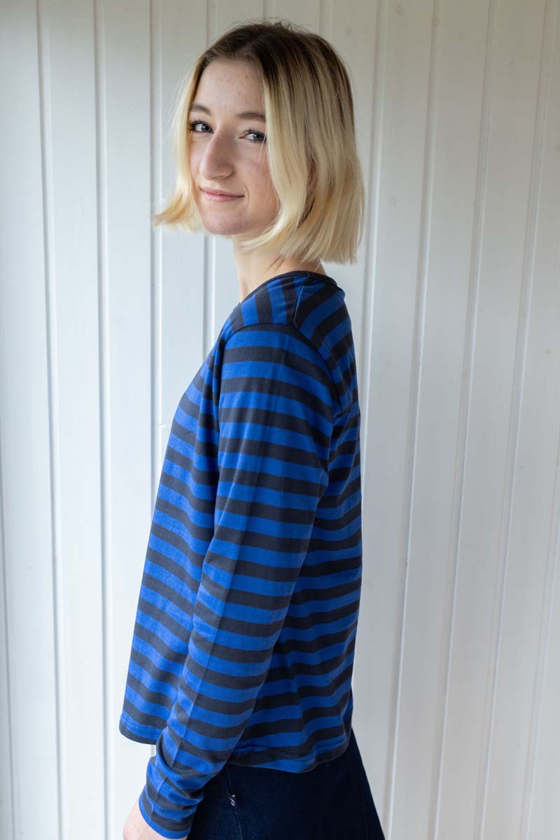 Langærmet med striber i skønne farver.