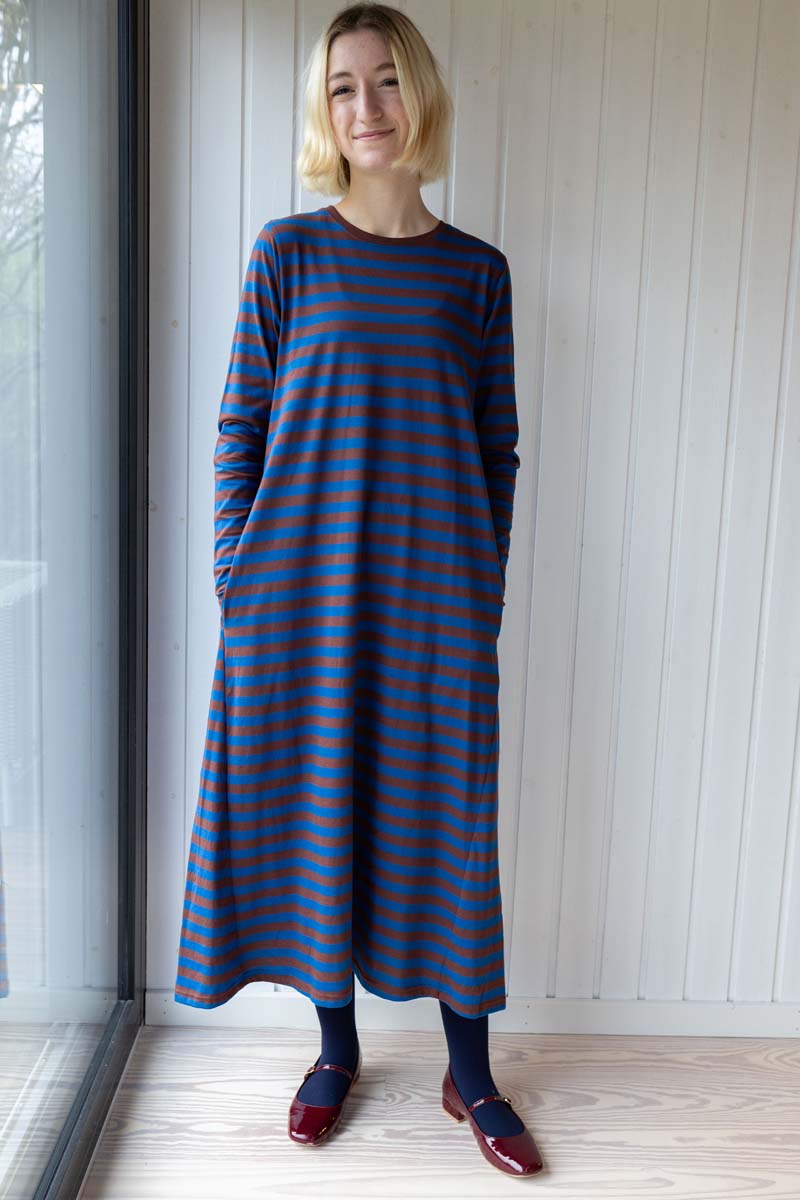 Smuk kjole til kvinder med blå striber.