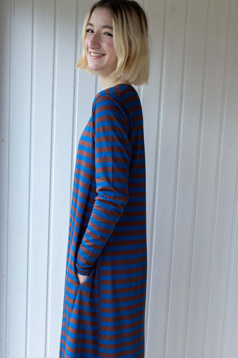 Smuk kjole til kvinder med blå striber.