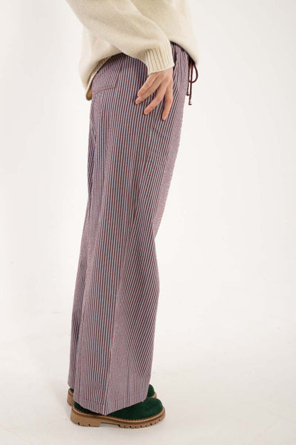 Lækre bæk og bølge bukser med elastik i taljen og lyseblå og rødbrune striber til kvinder