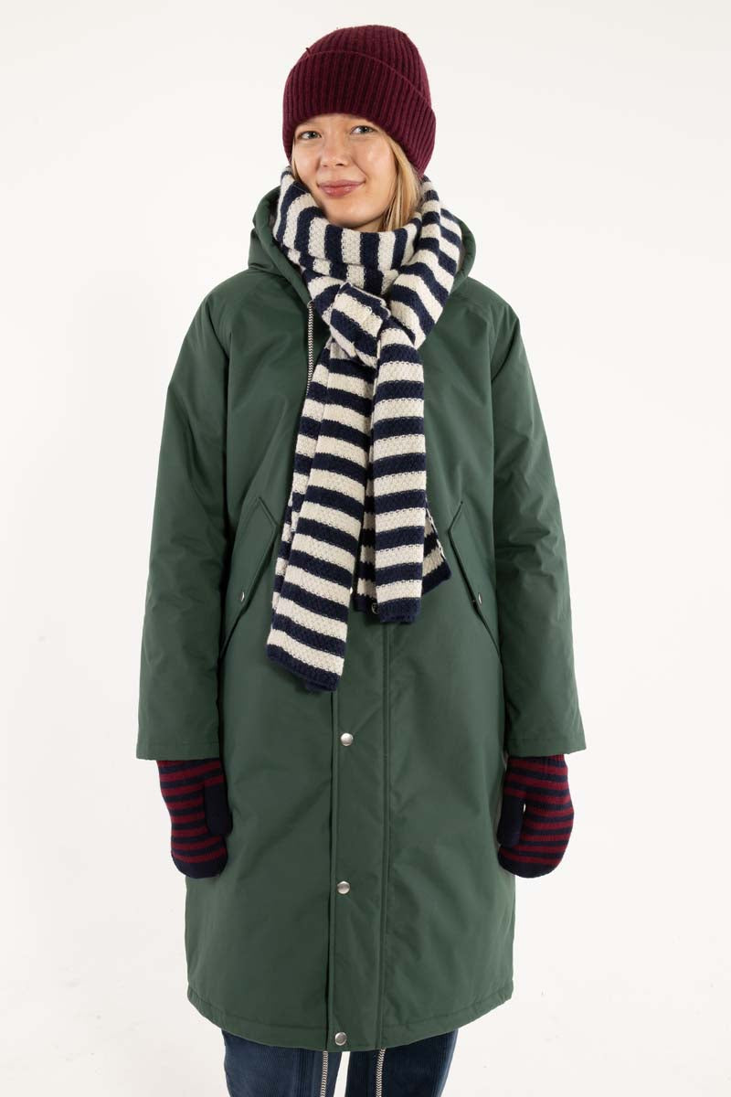 Klassisk tørklæde med navyblå og beige striber i blød uldblanding