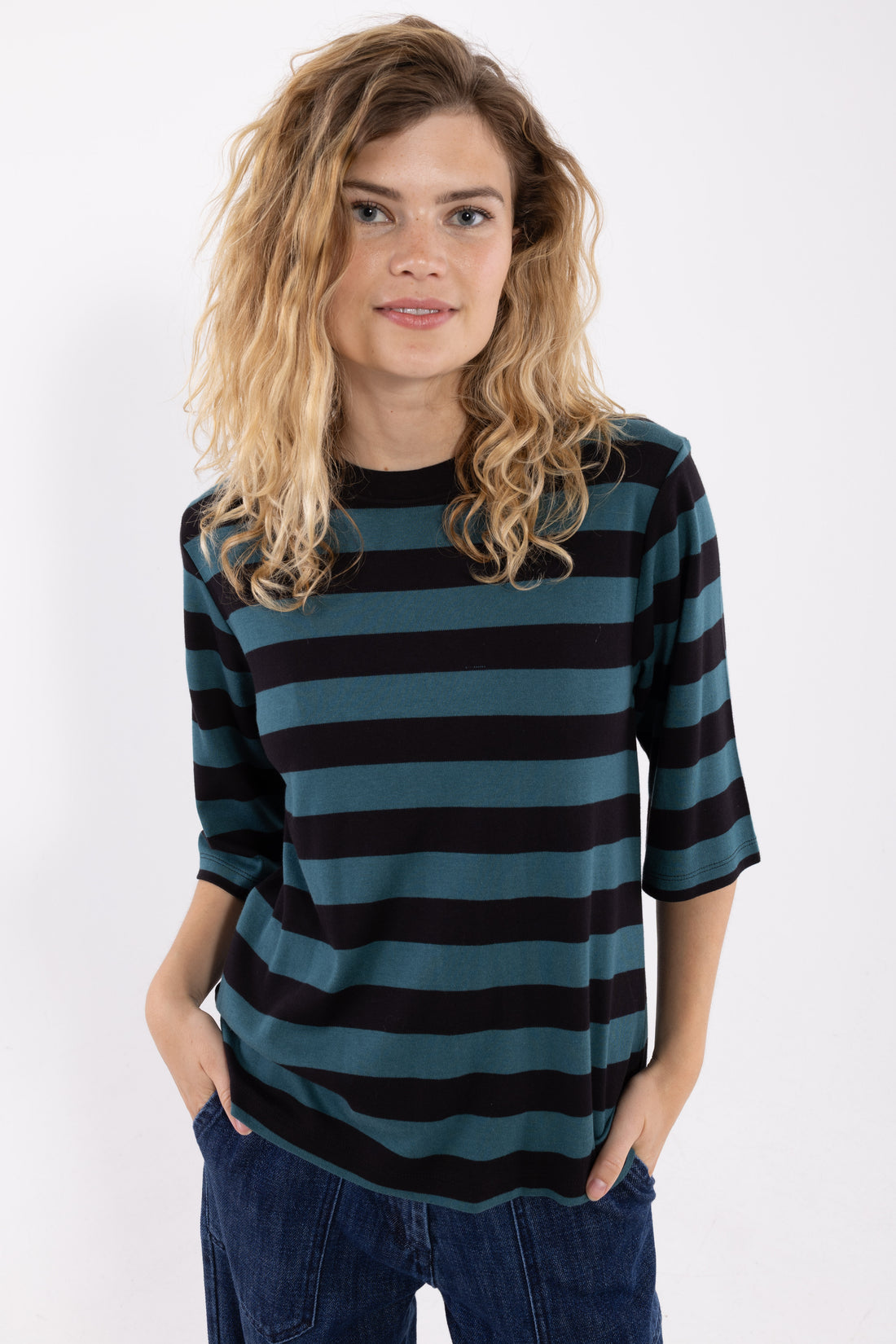 Stribet t-shirt til kvinder.