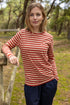 Lækker bluse med striber i varm sandfarve og brændt rød til kvinder