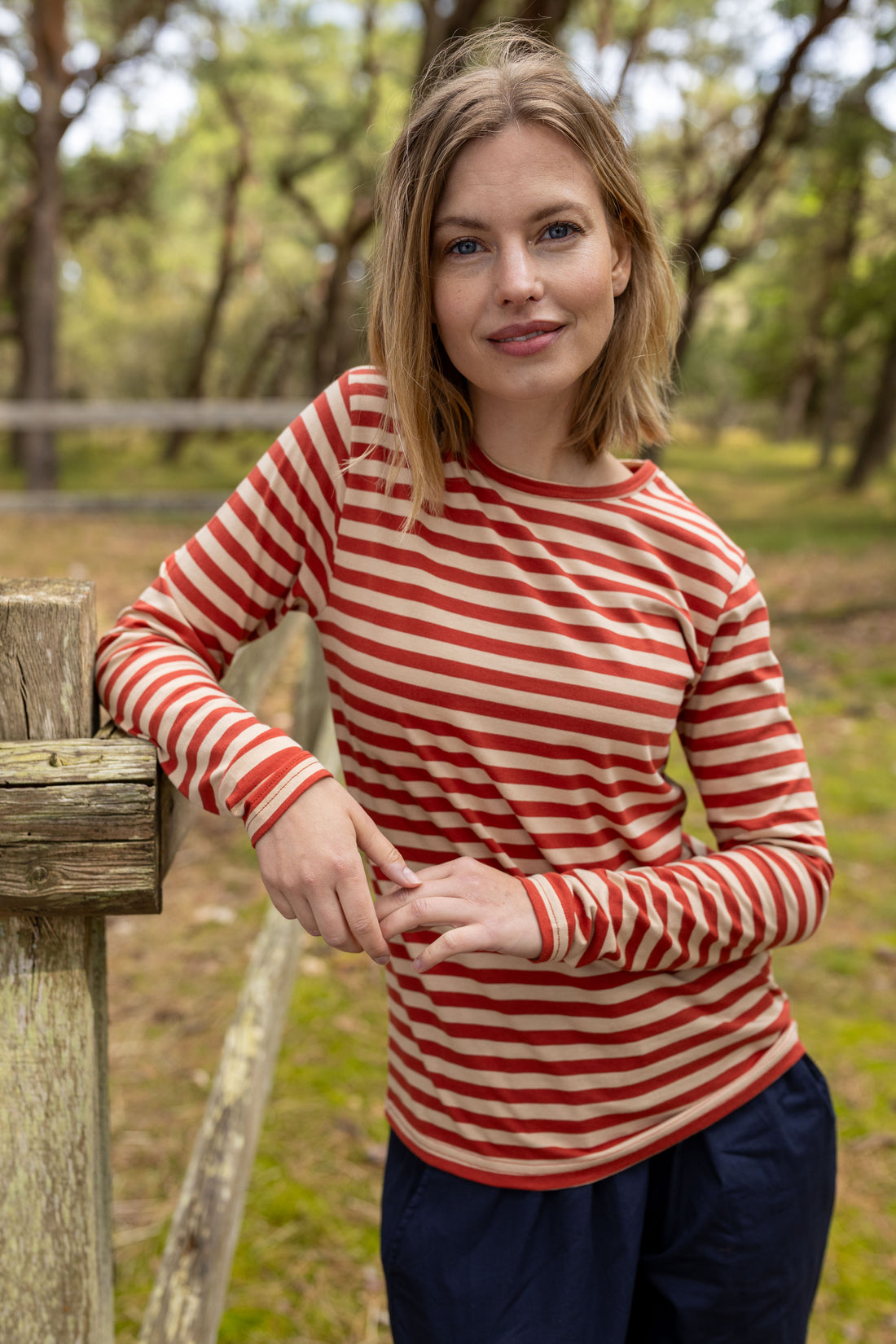 Lækker bluse med striber i varm sandfarve og brændt rød til kvinder