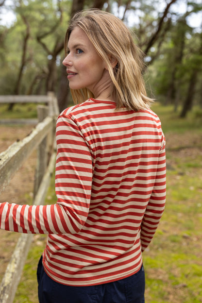Lækker bluse med striber i varm sandfarve og brændt rød til kvinder