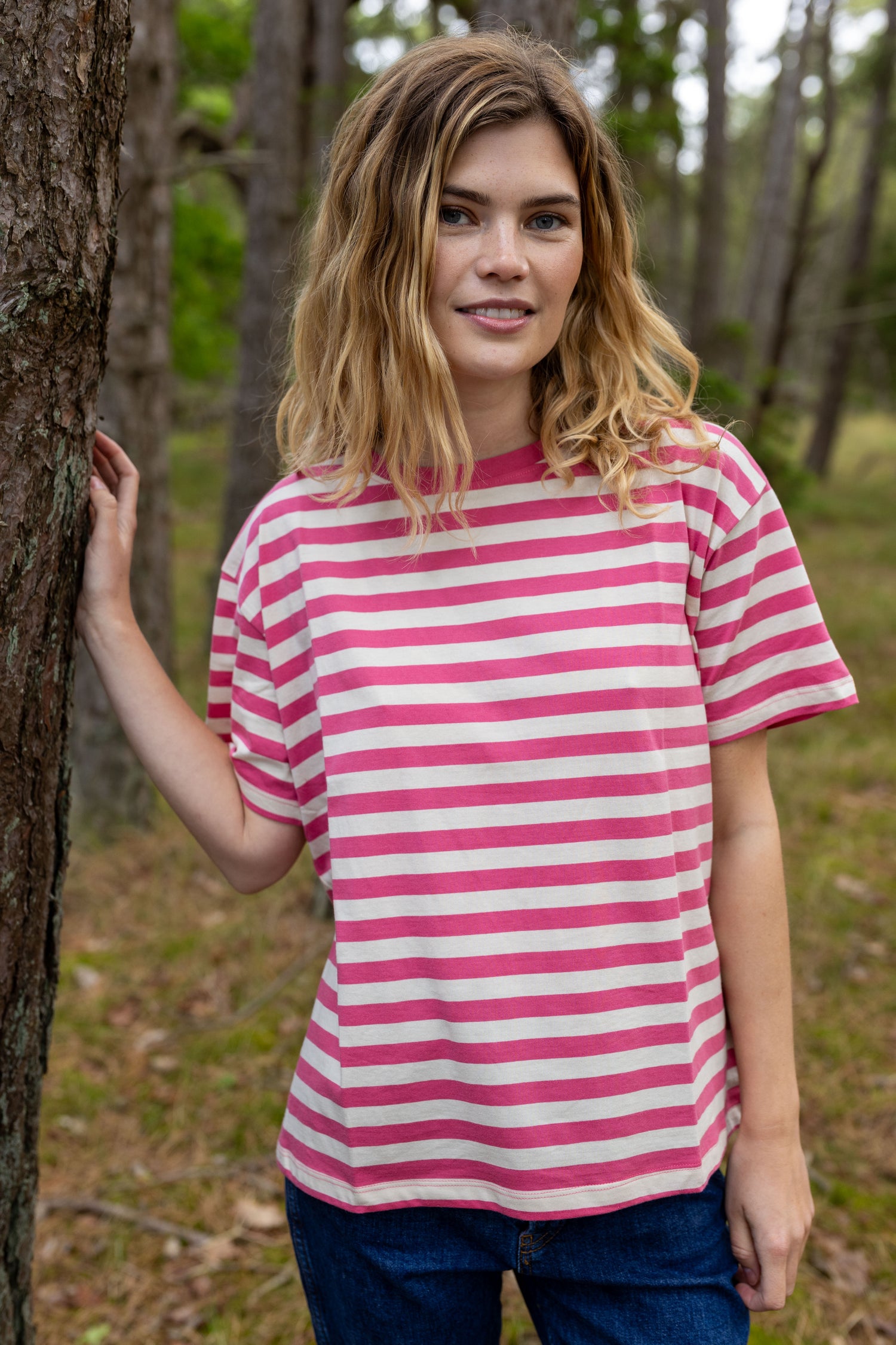Fin boxy t-shirt med rund hals og striber i beige og pink til kvinder