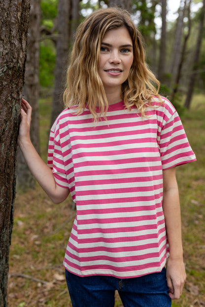 Fin boxy t-shirt med rund hals og striber i beige og pink til kvinder
