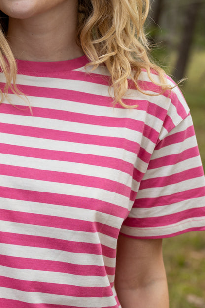 Fin boxy t-shirt med rund hals og striber i beige og pink til kvinder