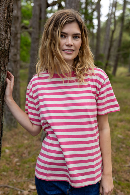 Fin boxy t-shirt med rund hals og striber i beige og pink til kvinder
