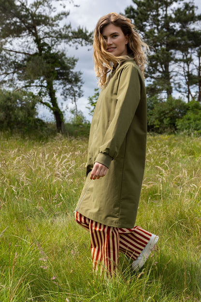 Smart og funktionel jakke i olivengrøn til kvinder