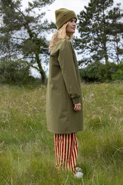 Smart og funktionel jakke i olivengrøn til kvinder