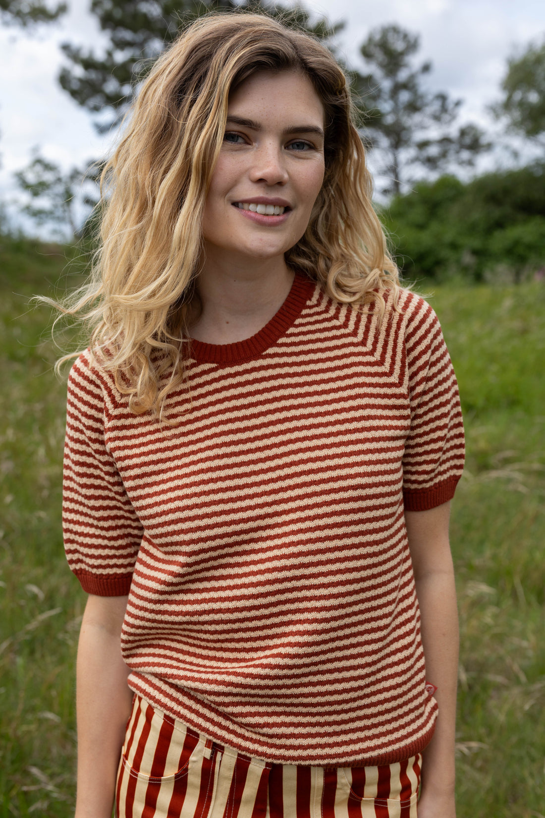 Sød kortærmet striktrøje med striber i rød og sandfarve til kvinder