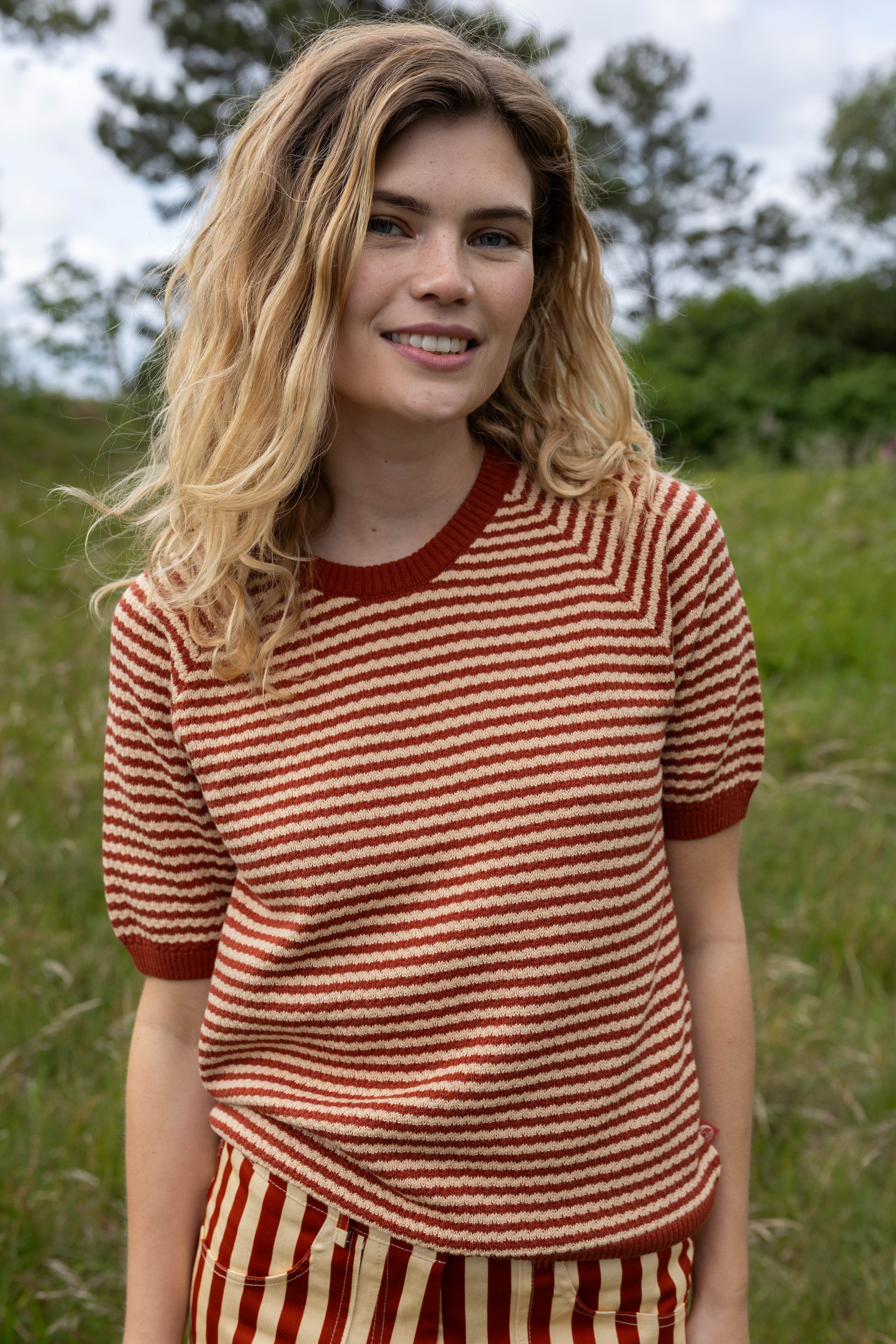 Sød kortærmet striktrøje med striber i rød og sandfarve til kvinder