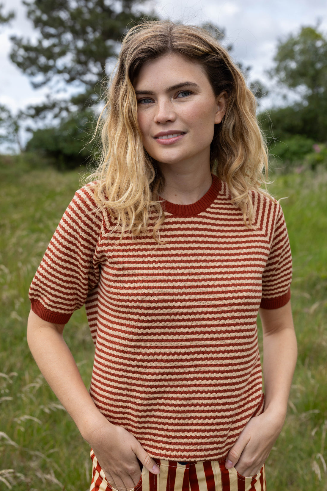 Sød kortærmet striktrøje med striber i rød og sandfarve til kvinder