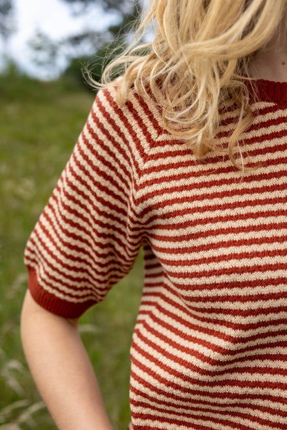 Sød kortærmet striktrøje med striber i rød og sandfarve til kvinder