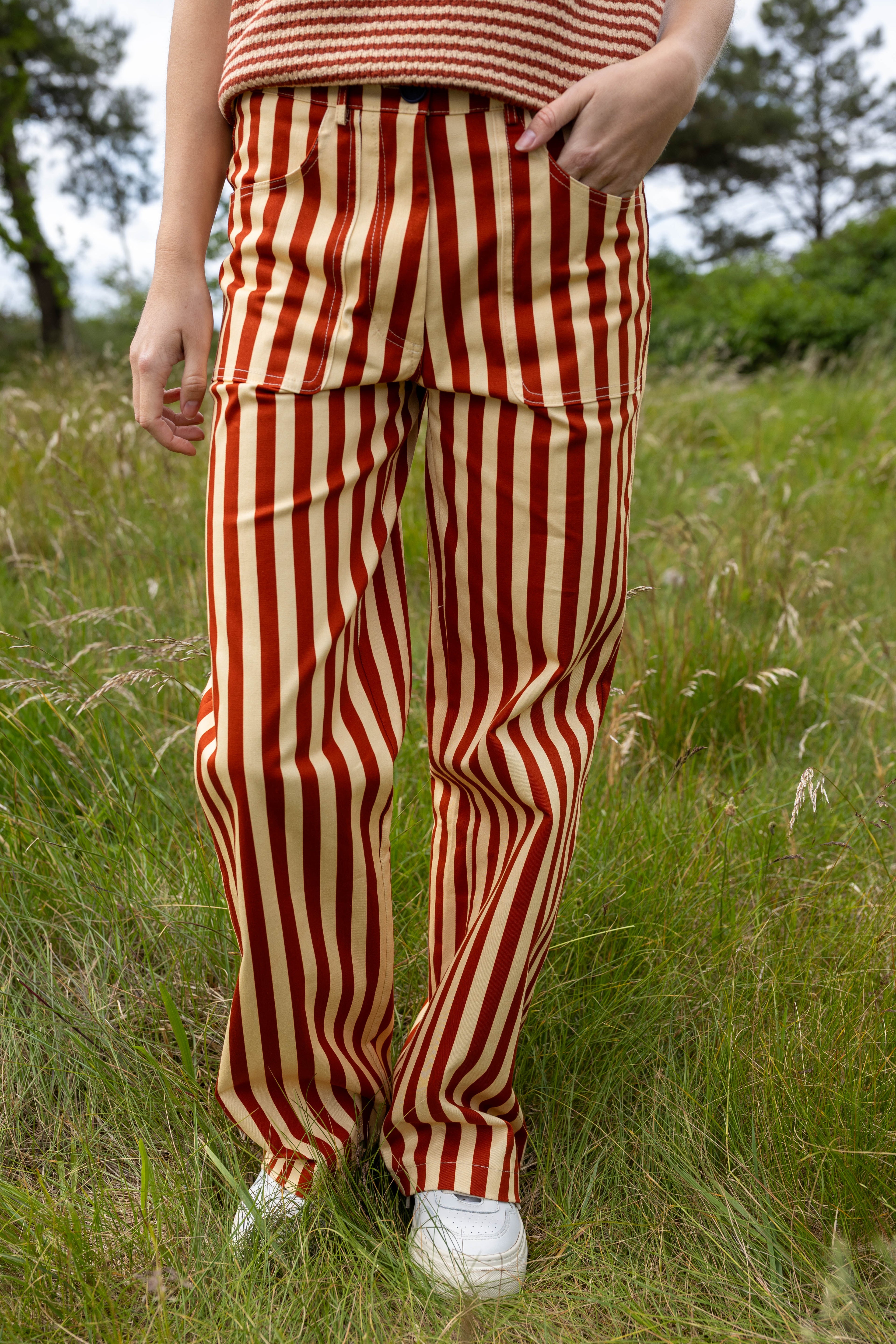 Lækre bukser i bomuldscanvas med røde og sandfarvede striber til kvinder