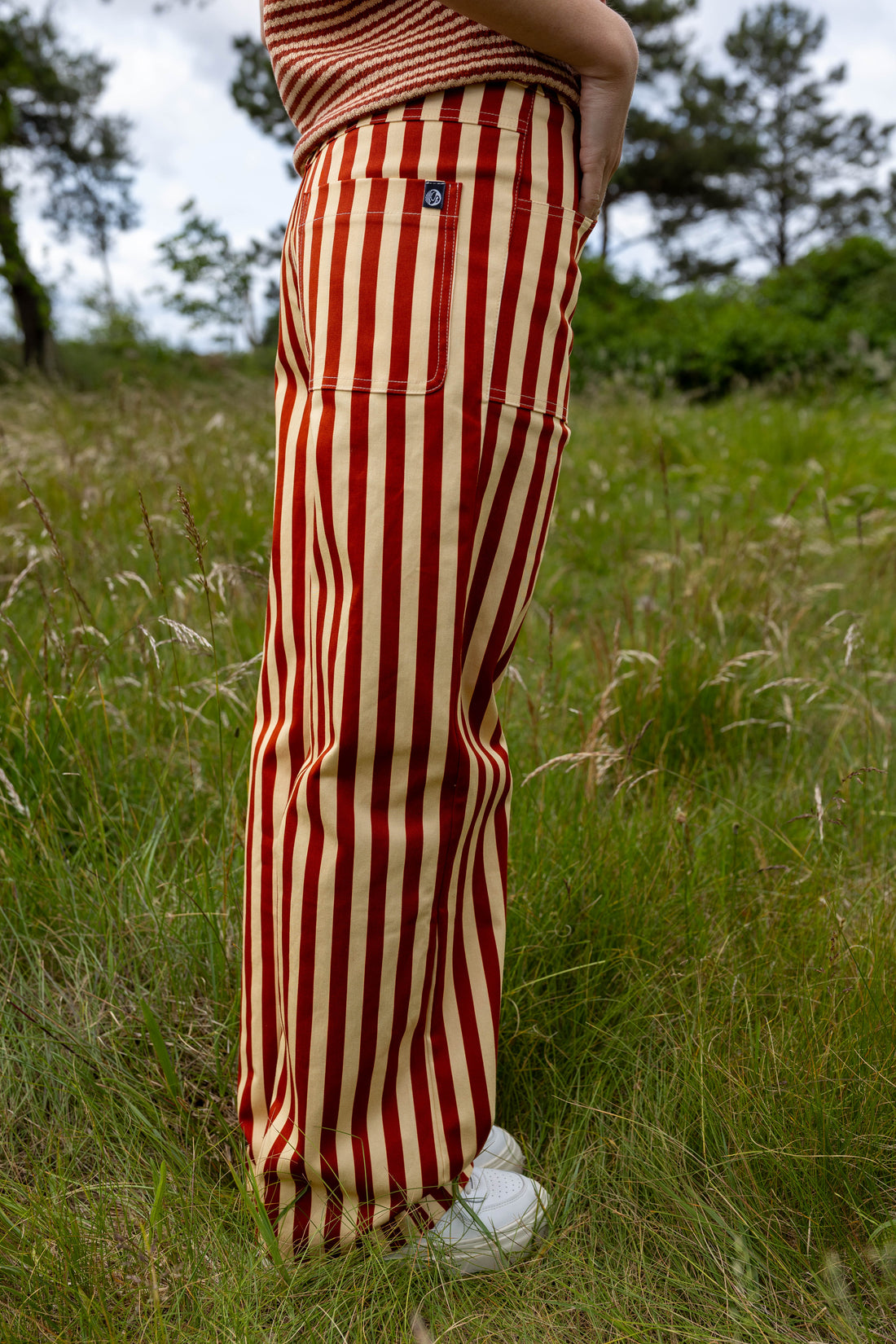 Lækre bukser i bomuldscanvas med røde og sandfarvede striber til kvinder