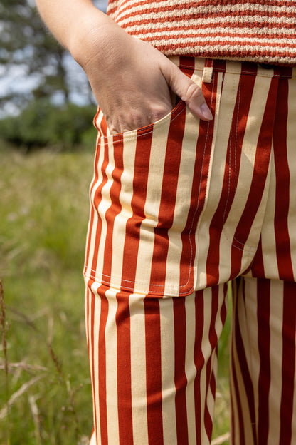 Lækre bukser i bomuldscanvas med røde og sandfarvede striber til kvinder