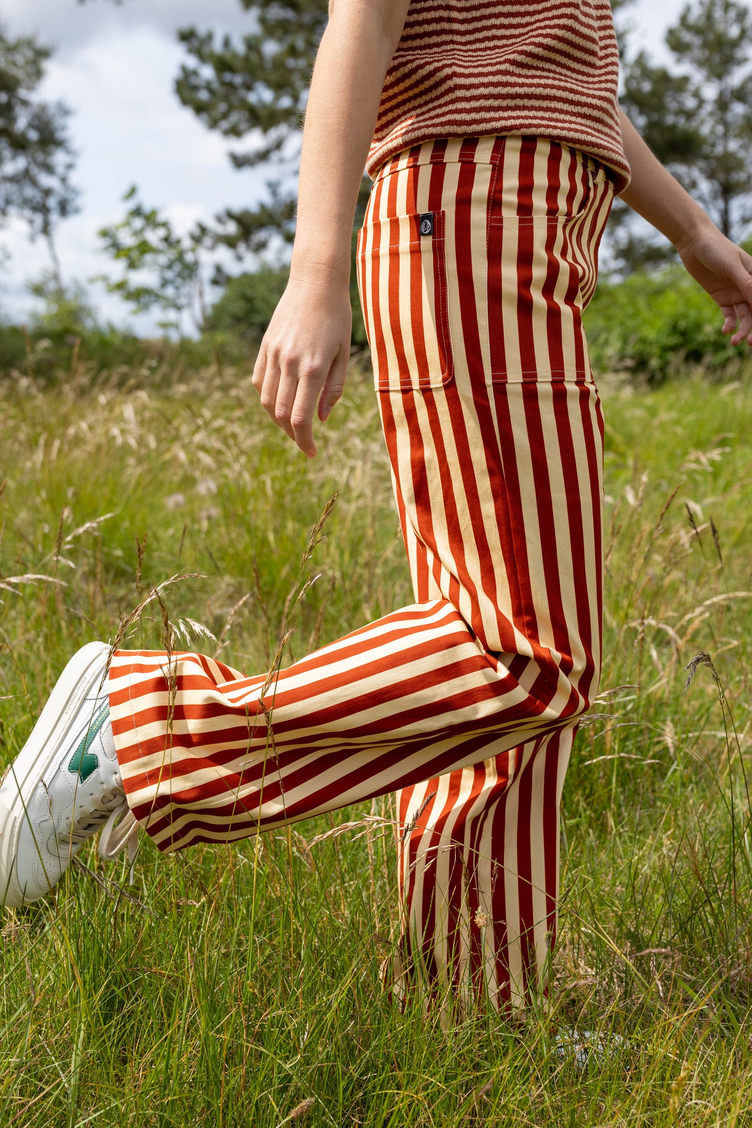 Lækre bukser i bomuldscanvas med røde og sandfarvede striber til kvinder