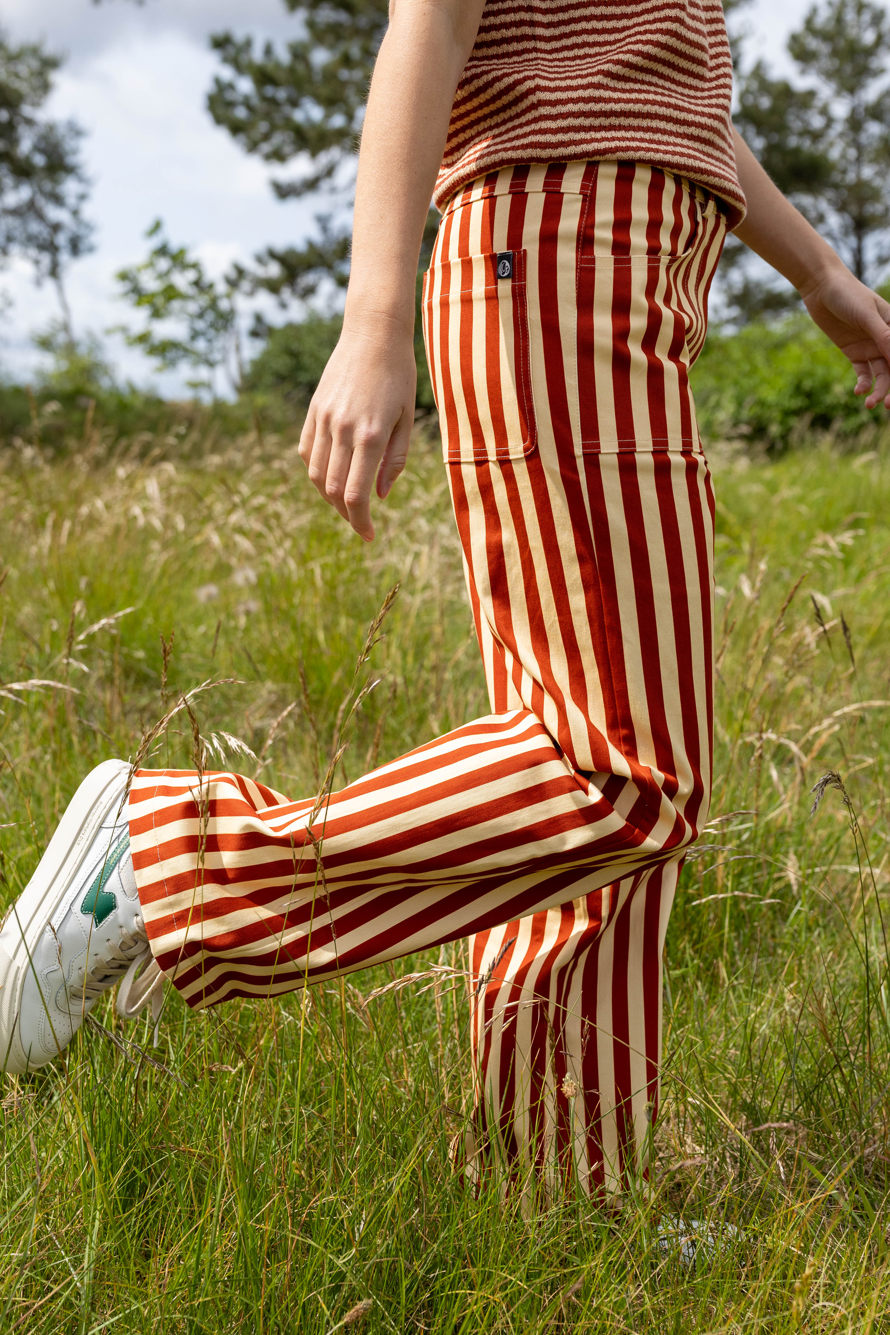 Lækre bukser i bomuldscanvas med røde og sandfarvede striber til kvinder