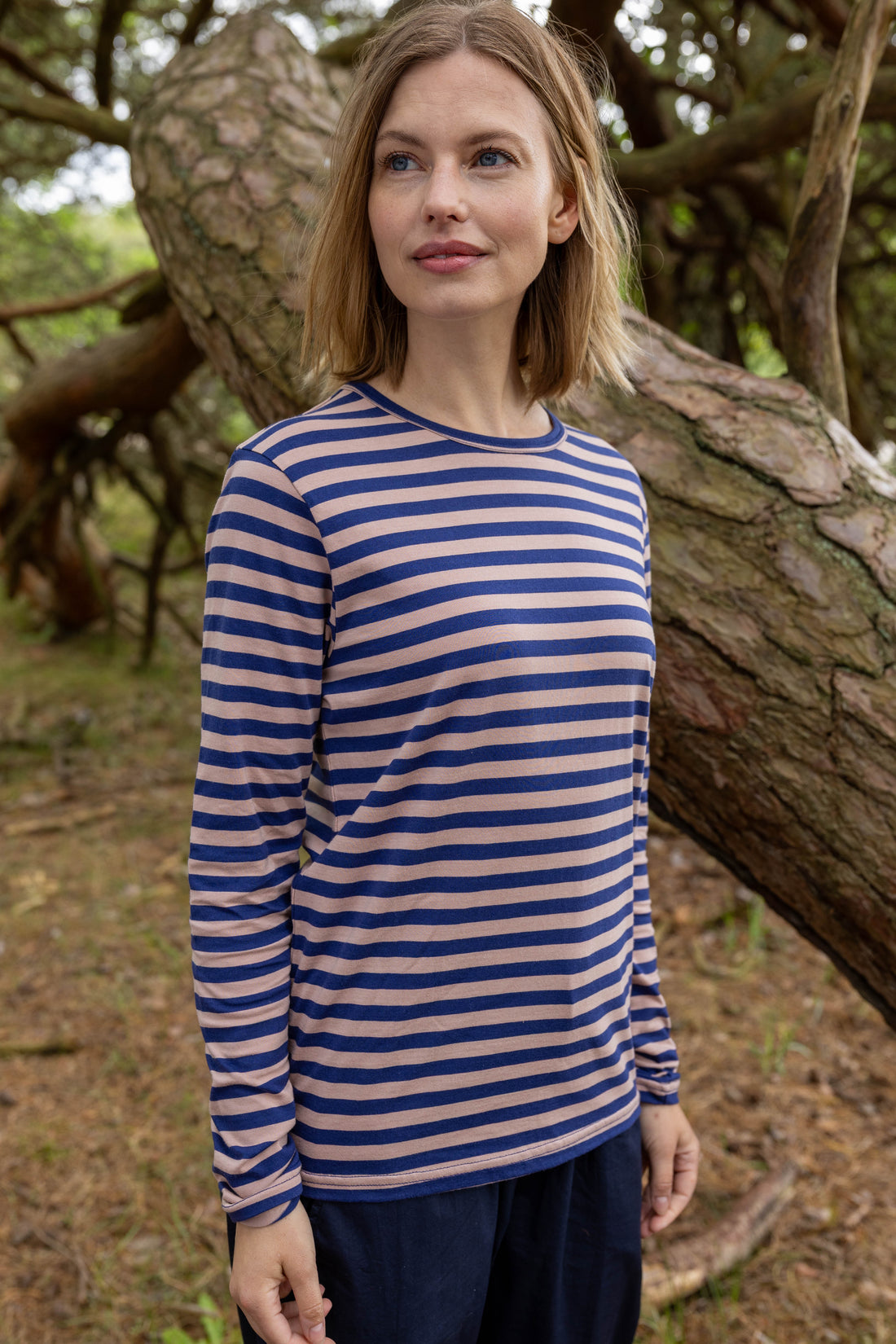 Lækker langærmet bluse med striber i rosa og mørkeblå til kvinder