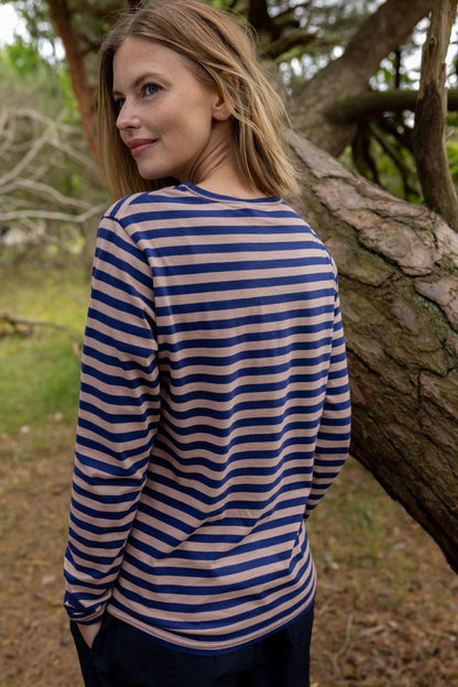 Lækker langærmet bluse med striber i rosa og mørkeblå til kvinder