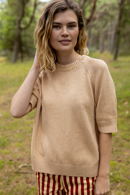 Sød sweater i varm sandfarve med glitter til kvinder fra Danefæ