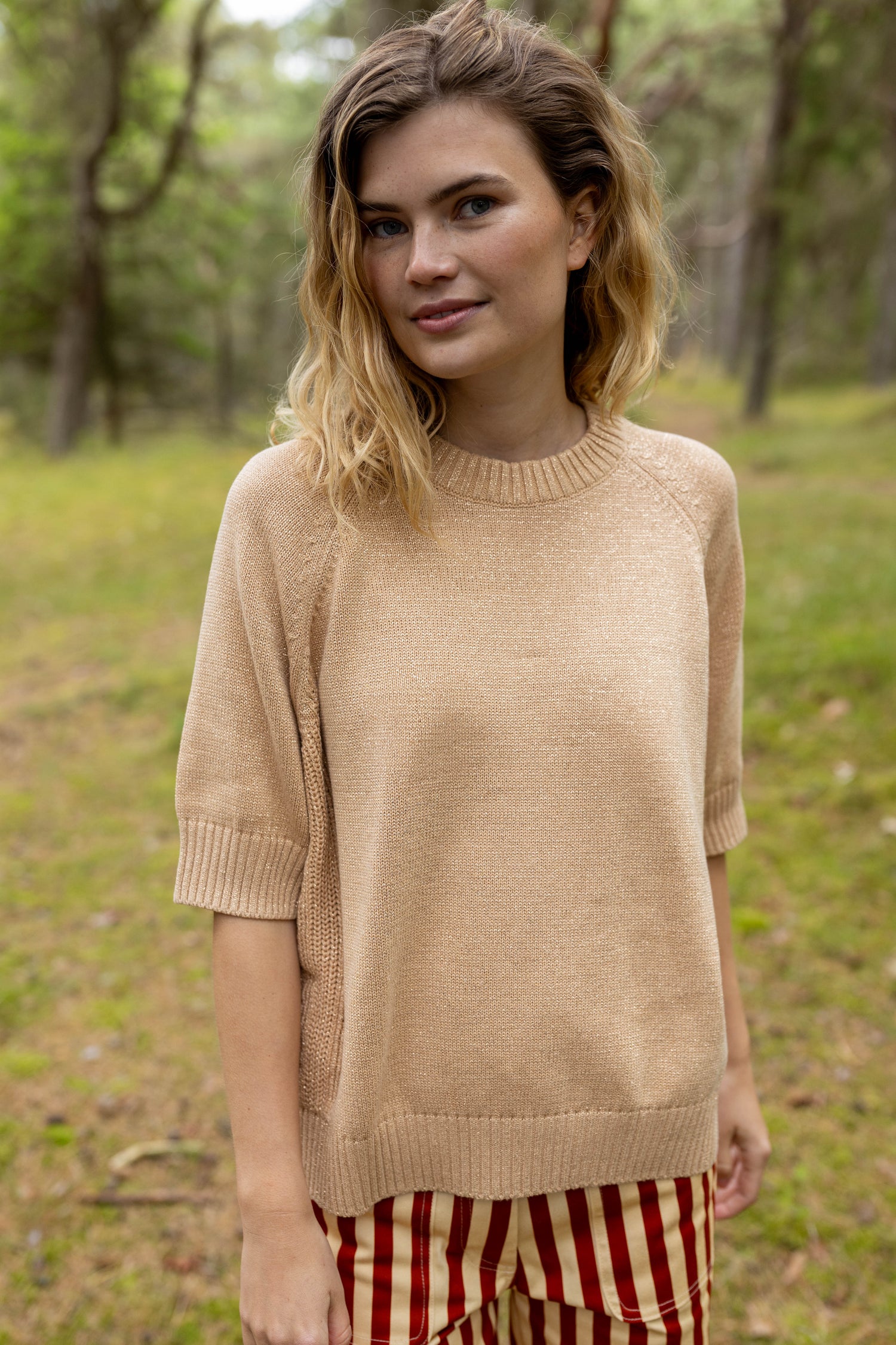 Sød sweater i varm sandfarve med glitter til kvinder fra Danefæ