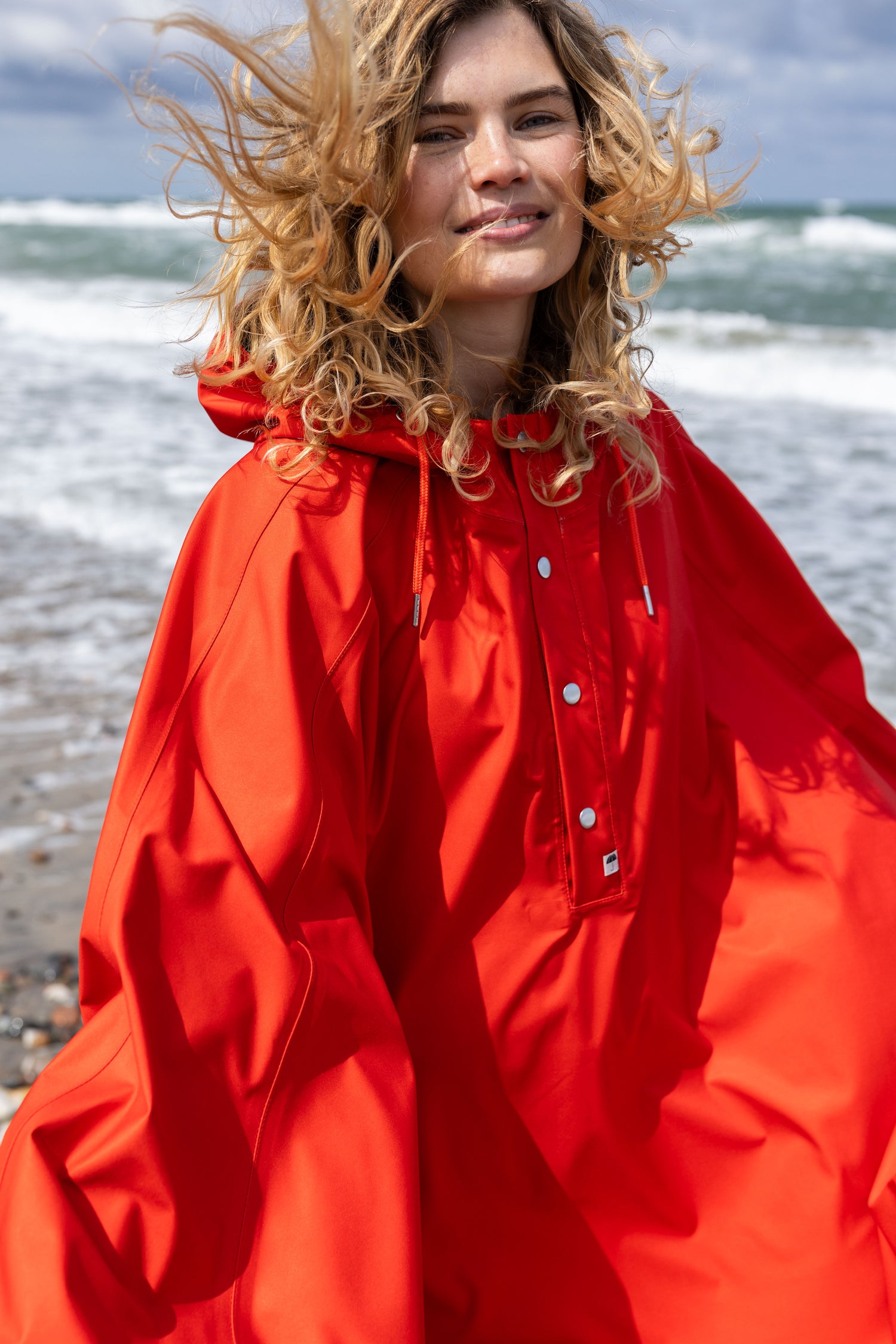 Danerain Poncho Bright Red