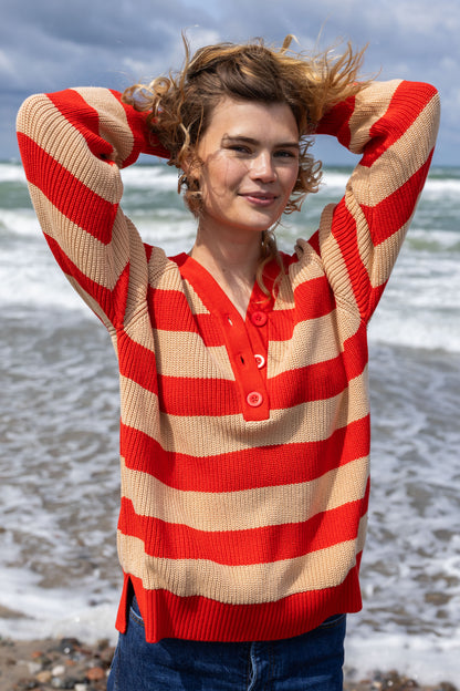 Flot sweater med striber i rød og varm sandfarve og v-hals til kvinder 