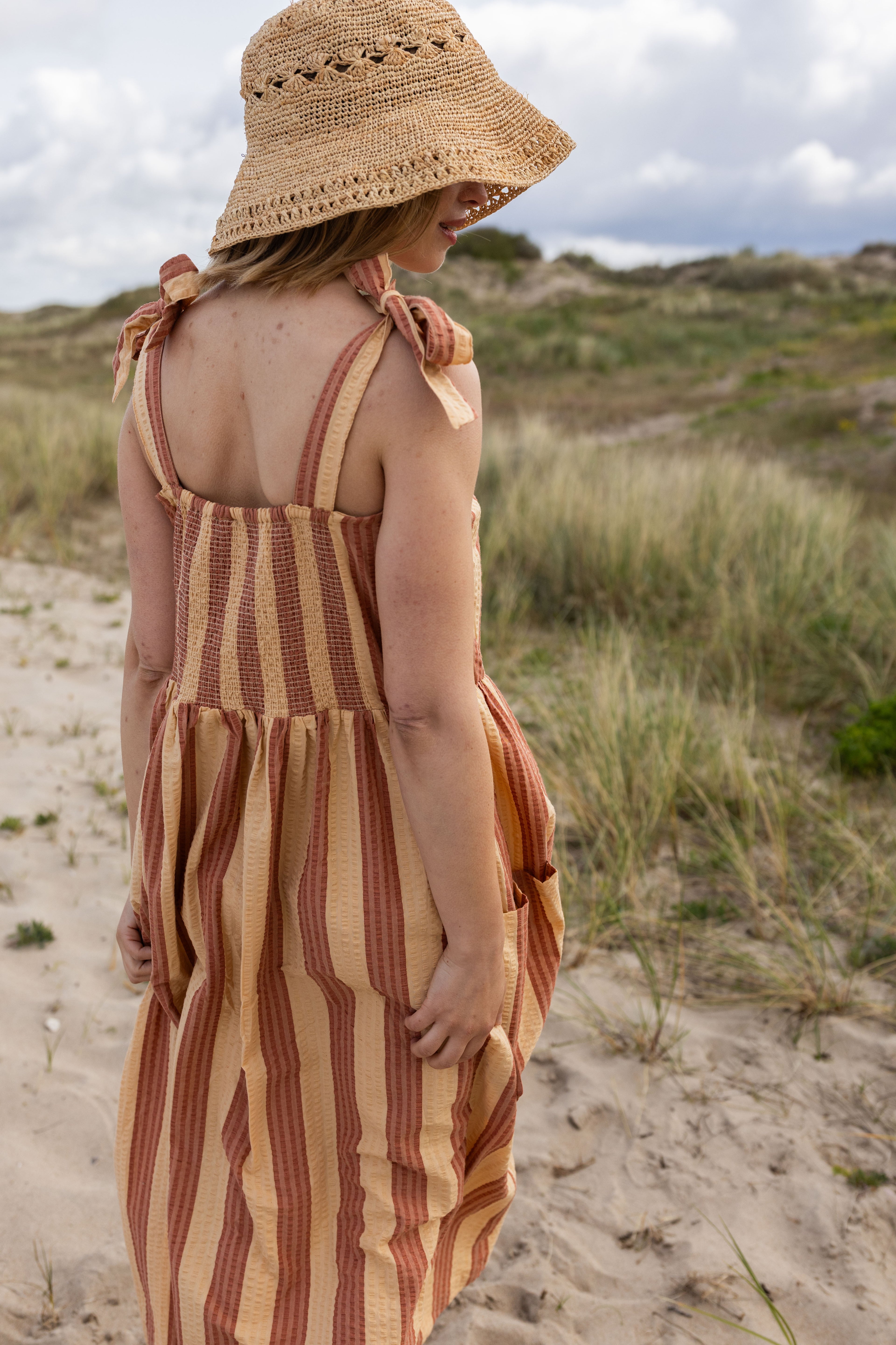 Sød bæk og bølge kjole med bindestropper og striber 